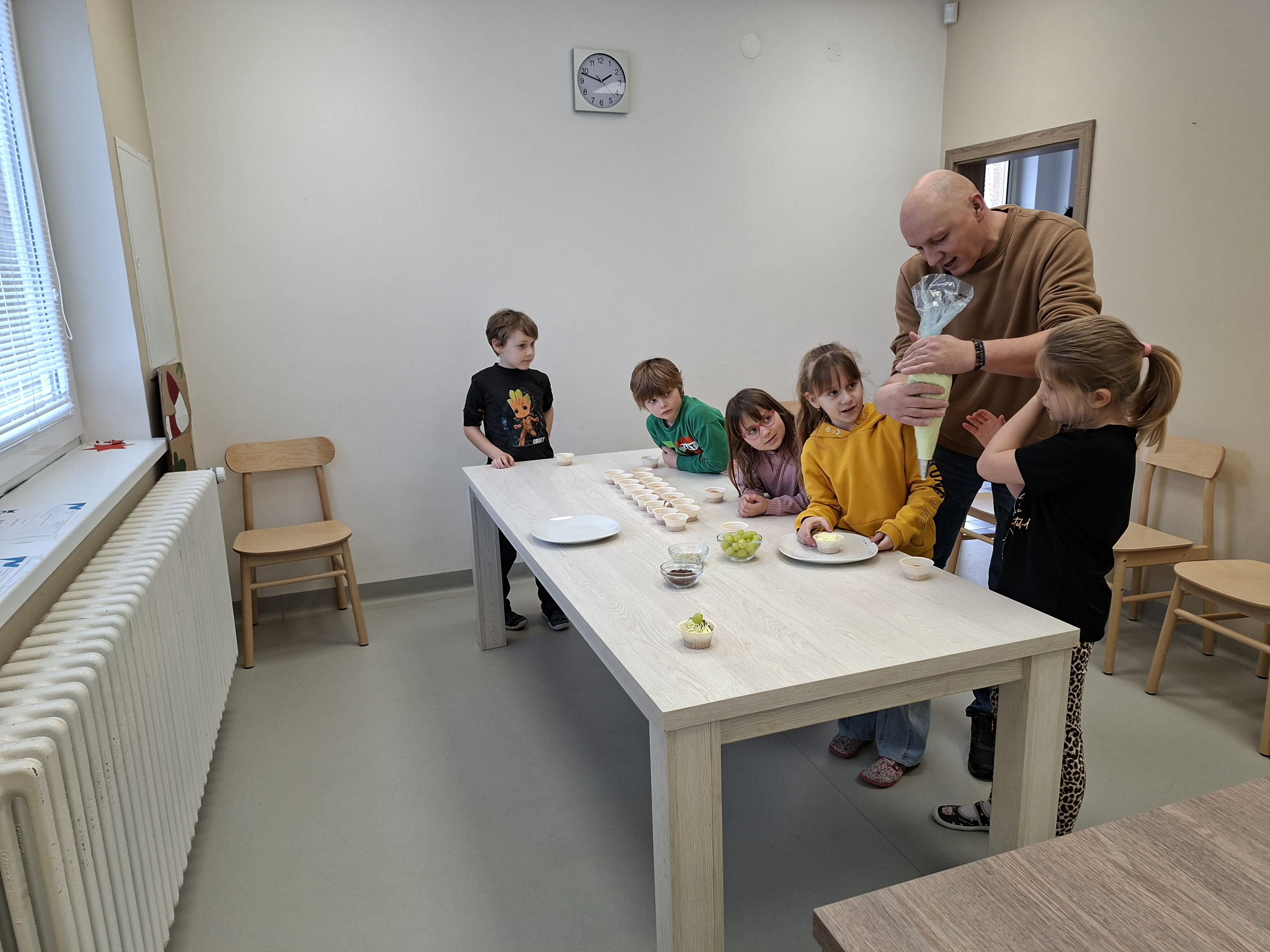 Sladká výzva v Litovli: žáci z Nákla soutěžili ve zdobení dezertů