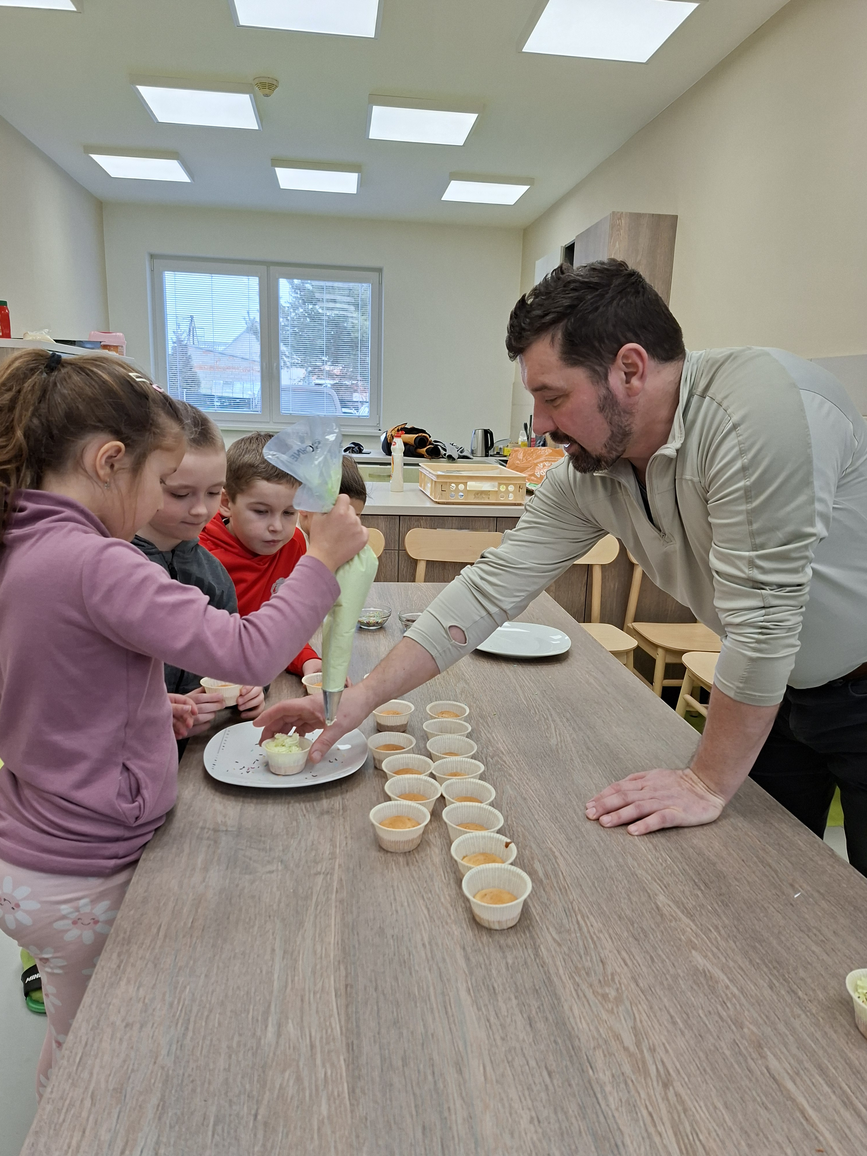 Sladká výzva v Litovli: žáci z Nákla soutěžili ve zdobení dezertů