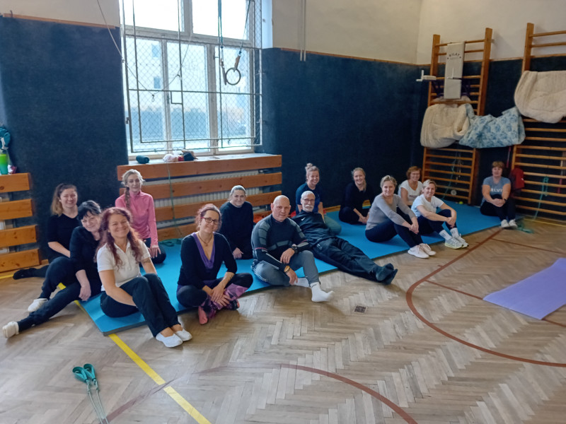 Kondiční cvičení postavené na stabilizované postuře