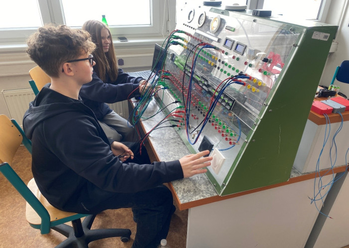 Moderní automatizace naživo: žáci programovali prvky chytré domácnosti