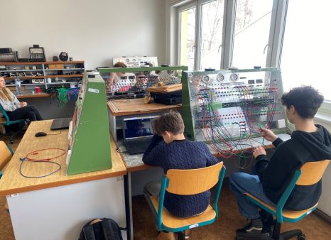 Moderní automatizace naživo: žáci programovali prvky chytré domácnosti