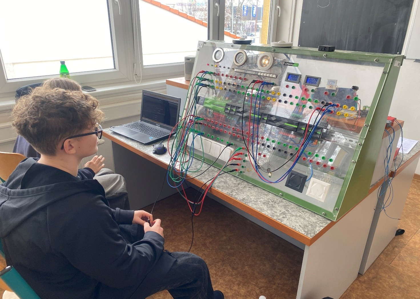 Moderní automatizace naživo: žáci programovali prvky chytré domácnosti