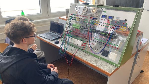 Moderní automatizace naživo: žáci programovali prvky chytré domácnosti