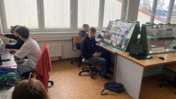 Moderní automatizace naživo: žáci programovali prvky chytré domácnosti