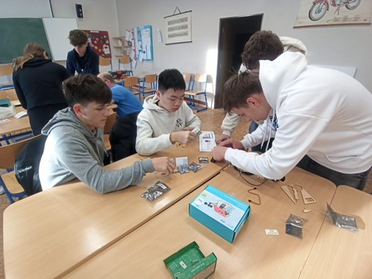 Když se technika stane zábavou: žáci poznávali svět robotiky