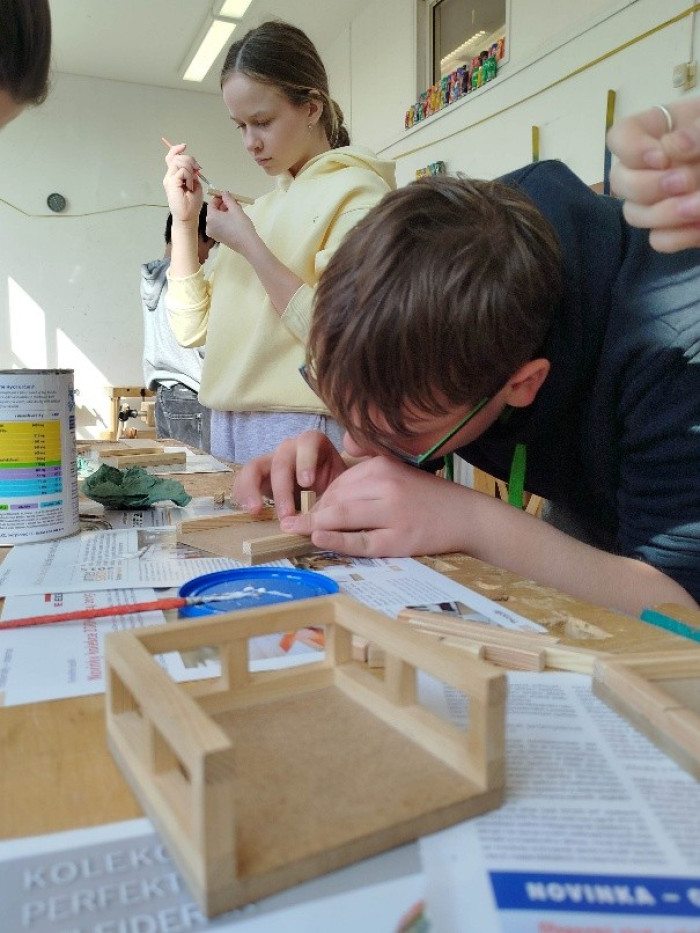 Mladí talenty ze Šumperské JEDNIČKY zazářily v truhlářské dílně v Rapotíně