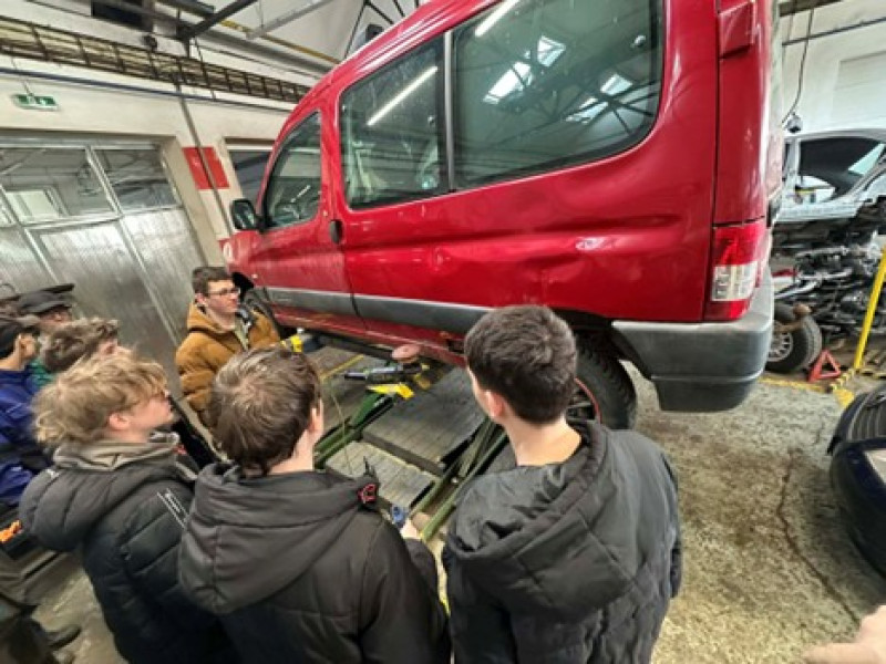 Od maskování po PDR: žáci ovládli lakovnu i karosárnu