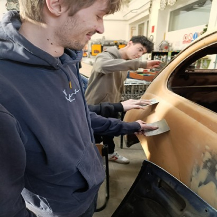 Budoucí mistři: Jak se krotí plech a tmelí nerovnosti