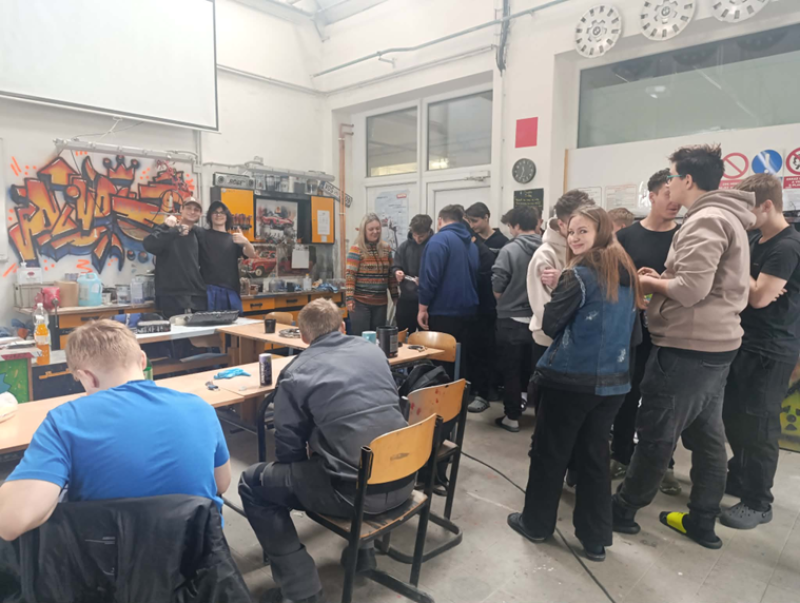 SVAŘ, LAKUJ, TVOŘ!