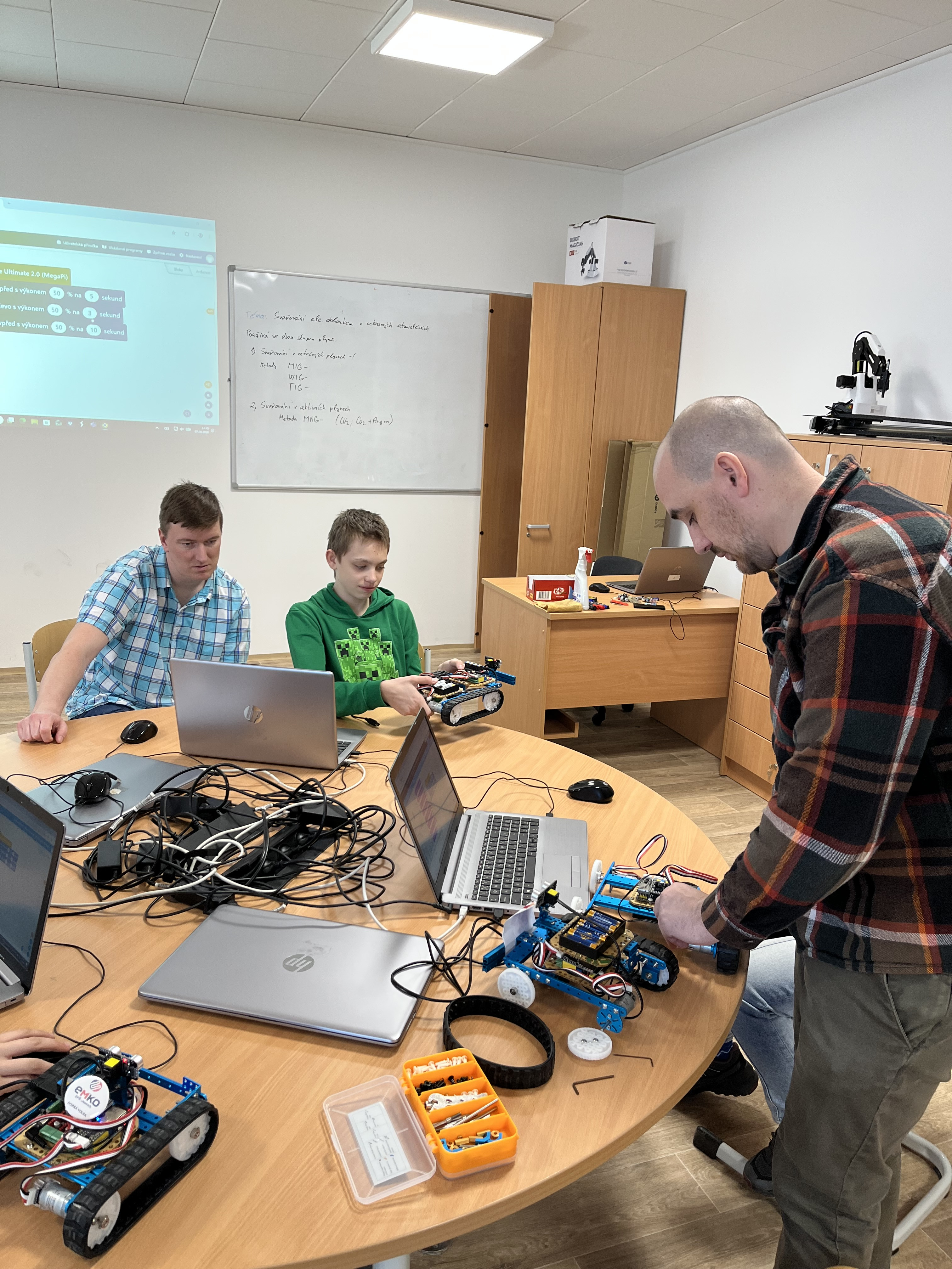 Dubnové robotické aktivity na SPŠ Jeseník