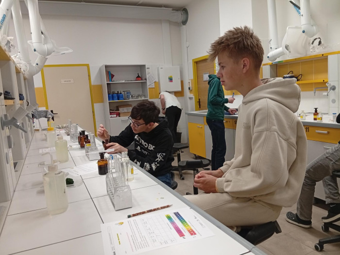 VŮNĚ, BARVY I TAJEMSTVÍ REAKCÍ: ŠKOLÁCI OBJEVOVALI CHEMII VŠEMI SMYSLY