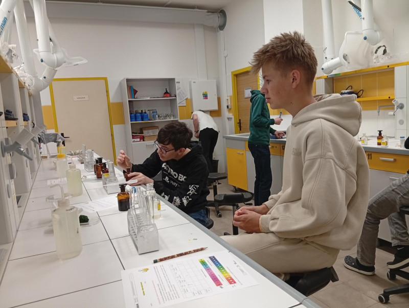 VŮNĚ, BARVY I TAJEMSTVÍ REAKCÍ: ŠKOLÁCI OBJEVOVALI CHEMII VŠEMI SMYSLY