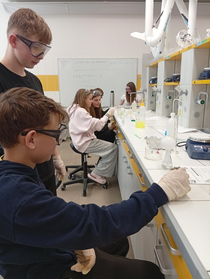 KDYŽ CHEMIE OŽIJE: ŽÁCI Z LIBINY EXPERIMENTOVALI V LABORATOŘÍCH SŠLCH OLOMOUC