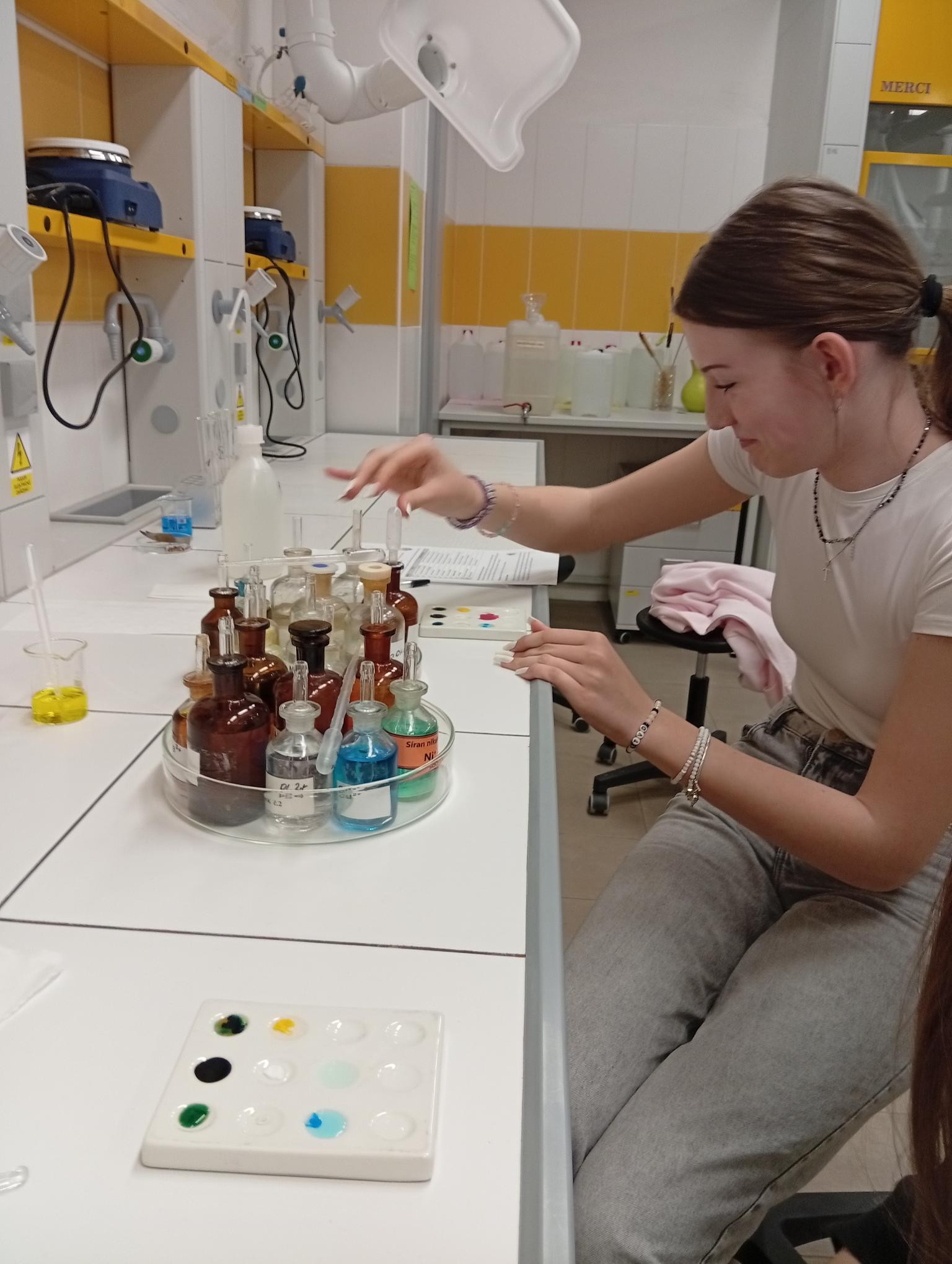 KDYŽ CHEMIE OŽIJE: ŽÁCI Z LIBINY EXPERIMENTOVALI V LABORATOŘÍCH SŠLCH OLOMOUC
