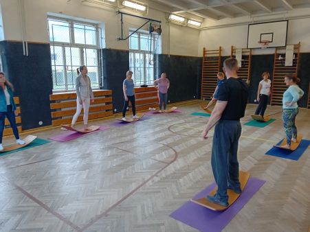 Žáci se speciálními vzdělávacími potřebami  v pohybových aktivitách současného školního vzdělávání  Indikace + kontraindikace pohybových aktivit / Balanční cvičení a jeho aplikace v rozvoji pohybové gramotnosti žáků