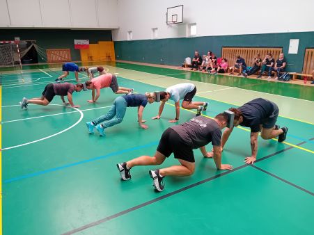 ATLETIKA (ODRAZY, SKOKY, ) a GYMNASTICKÉ POHYBOVÉ ČINNOSTI VE DVOJICÍCH A TROJICÍCH, VŠE S ÚSMĚVEM A HRAVĚ