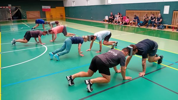 ATLETIKA (ODRAZY, SKOKY, ) a GYMNASTICKÉ POHYBOVÉ ČINNOSTI VE DVOJICÍCH A TROJICÍCH, VŠE S ÚSMĚVEM A HRAVĚ
