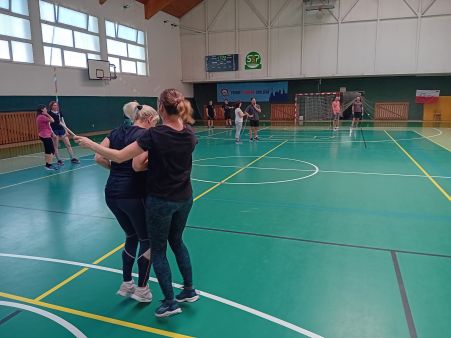 ATLETIKA (ODRAZY, SKOKY, ) a GYMNASTICKÉ POHYBOVÉ ČINNOSTI VE DVOJICÍCH A TROJICÍCH, VŠE S ÚSMĚVEM A HRAVĚ