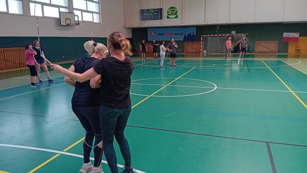 ATLETIKA (ODRAZY, SKOKY, ) a GYMNASTICKÉ POHYBOVÉ ČINNOSTI VE DVOJICÍCH A TROJICÍCH, VŠE S ÚSMĚVEM A HRAVĚ