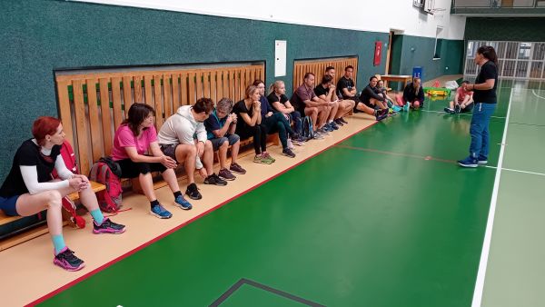 ATLETIKA (ODRAZY, SKOKY, ) a GYMNASTICKÉ POHYBOVÉ ČINNOSTI VE DVOJICÍCH A TROJICÍCH, VŠE S ÚSMĚVEM A HRAVĚ