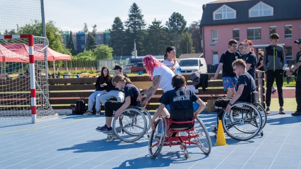 Pátý ročník Mohelnických sportovních her: Regionální centrum APA opět pomáhalo tvořit den plný radosti a pohybu