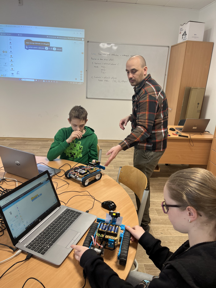Mladí technici a programátoři si vyzkoušeli robotiku na SPŠ Jeseník