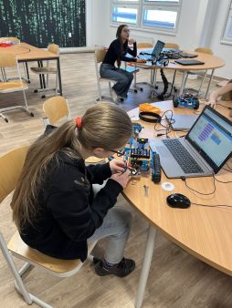 Mladí technici a programátoři si vyzkoušeli robotiku na SPŠ Jeseník
