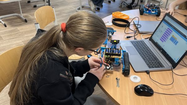 Mladí technici a programátoři si vyzkoušeli robotiku na SPŠ Jeseník