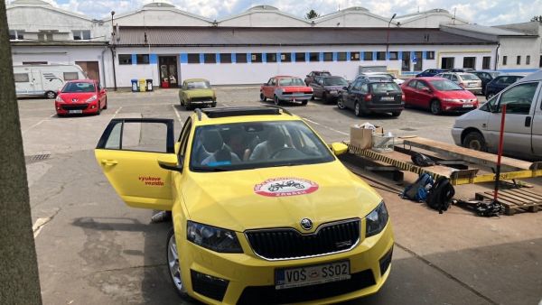 Od Airbrushe po Elektromobilitu: Žáci ze ZŠ Vápenná zažili motoristický den plný akce!