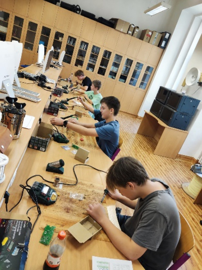 Žáci ZŠ pracovali s elektronikou
