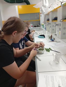 „OD LISTŮ ROSTLIN AŽ PO ZÁŘÍCÍ ÚSMĚVY. CHEMICKÝ WORKSHOP NADCHL MLADÉ BADATELE.“
