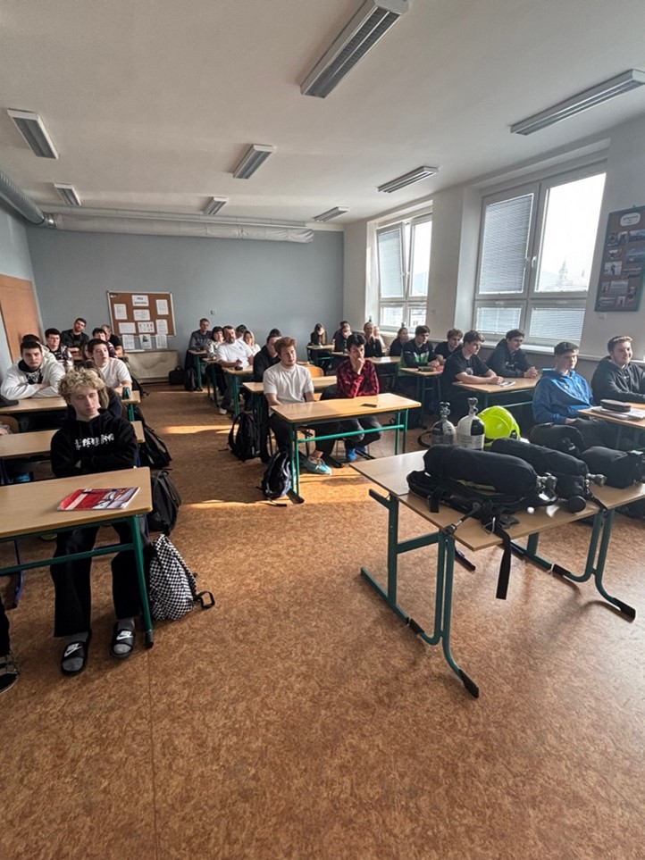 KMK13 vzorová výuková jednotka na téma „Tlakové láhve izolačních dýchacích přístrojů a plnící kompresory“