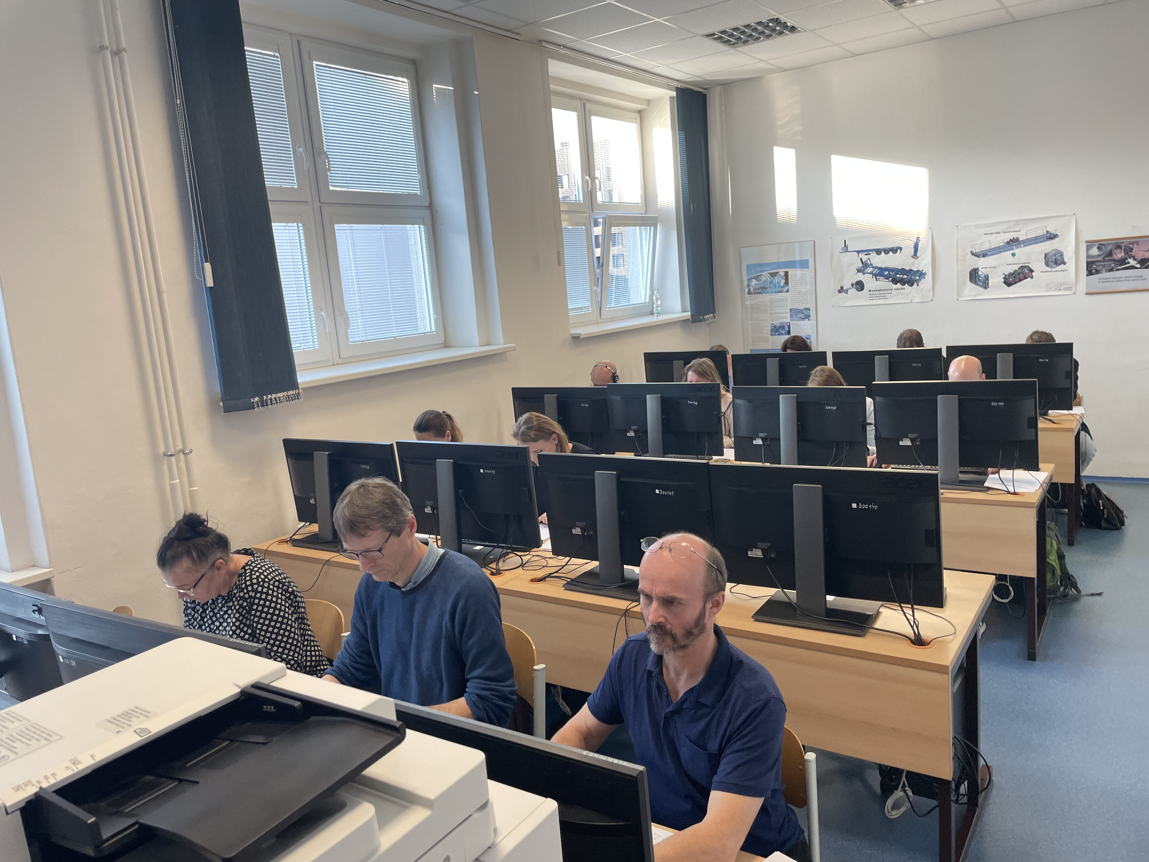 Inovace a Kreativita na SPŠS Olomouc: Workshop s Profesorem Hartlem, se zástupci firem Chropyňská a Edwards. Soutěže v 3D Modelování a ve 2D kreslení.