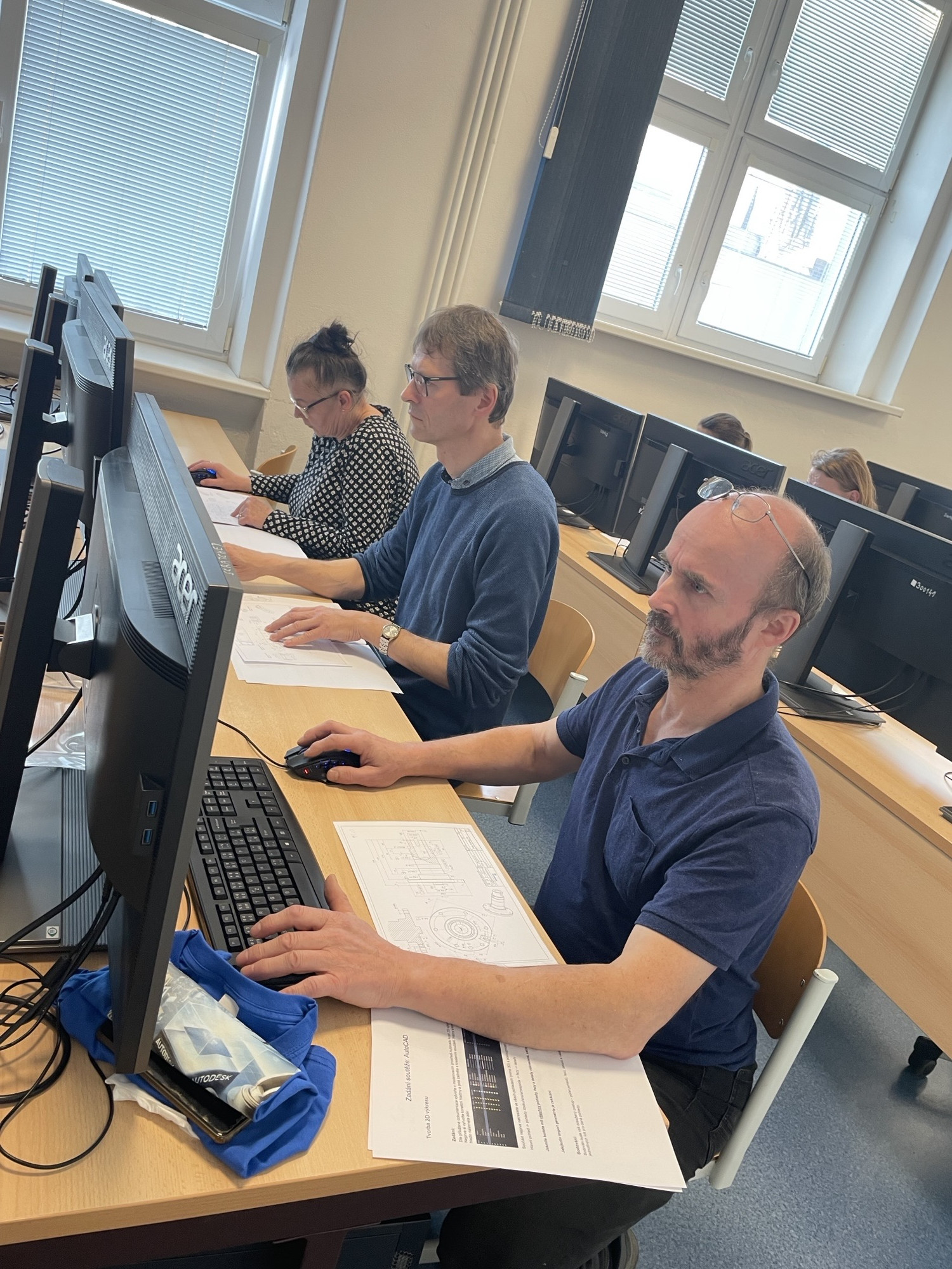 Inovace a Kreativita na SPŠS Olomouc: Workshop s Profesorem Hartlem, se zástupci firem Chropyňská a Edwards. Soutěže v 3D Modelování a ve 2D kreslení.