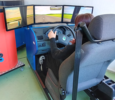 Žáci ZŠ si vyzkoušeli jízdu na automobilním trenažeru a podnikli exkurzi do Nestlé Olomouc