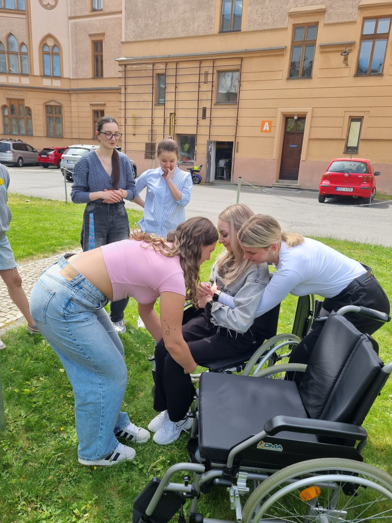 Budoucí zdravotní sestry si vyzkoušely svět očima pacienta s postižením