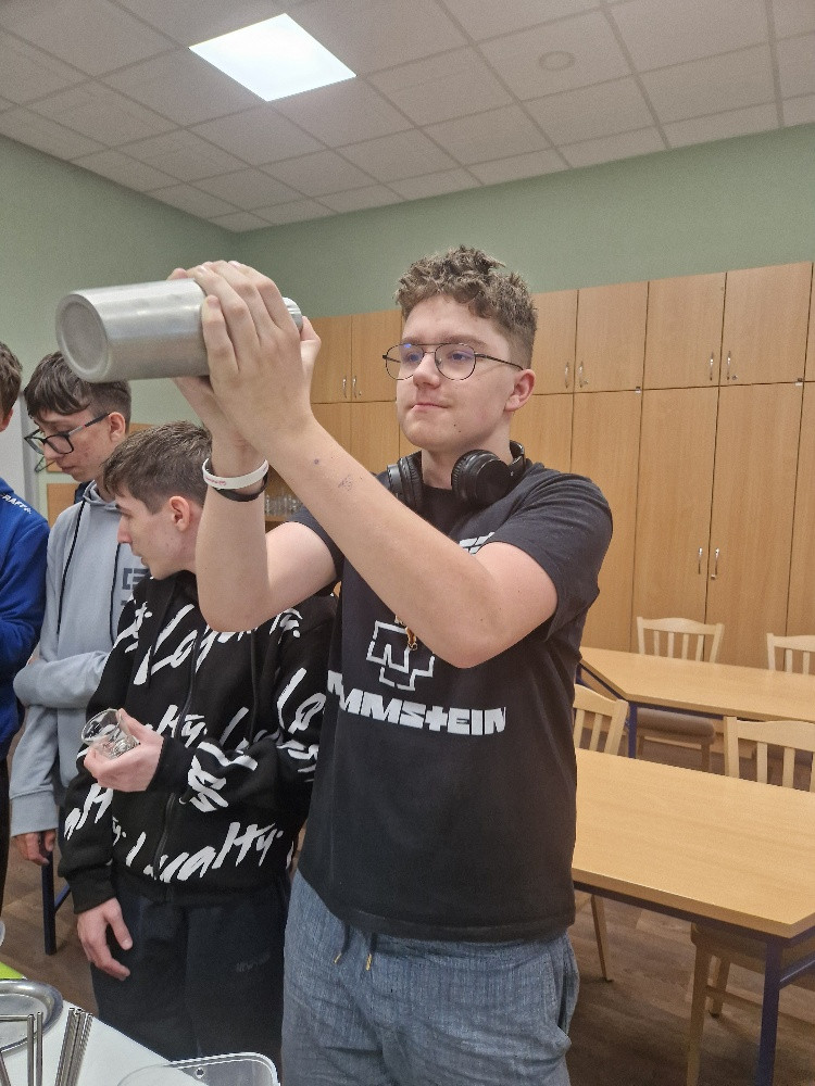 Květen ve znamení osvěžujících chutí: Míchané nápoje i ovocné saláty