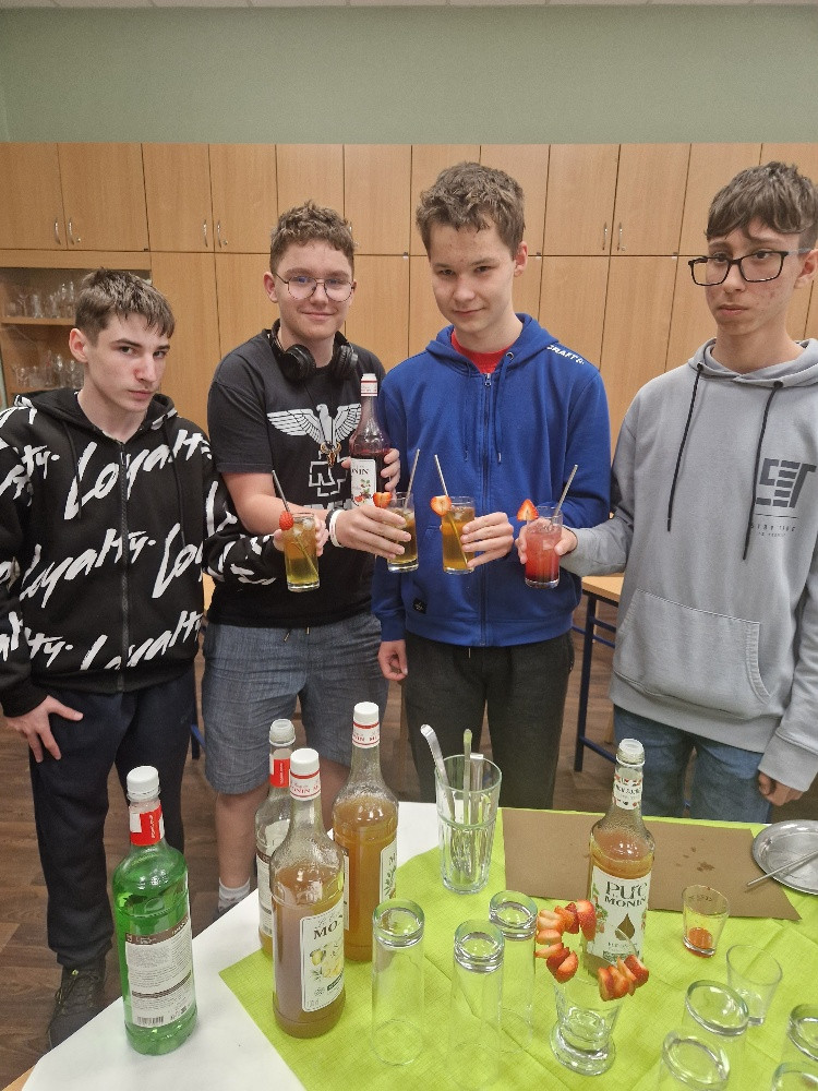 Květen ve znamení osvěžujících chutí: Míchané nápoje i ovocné saláty
