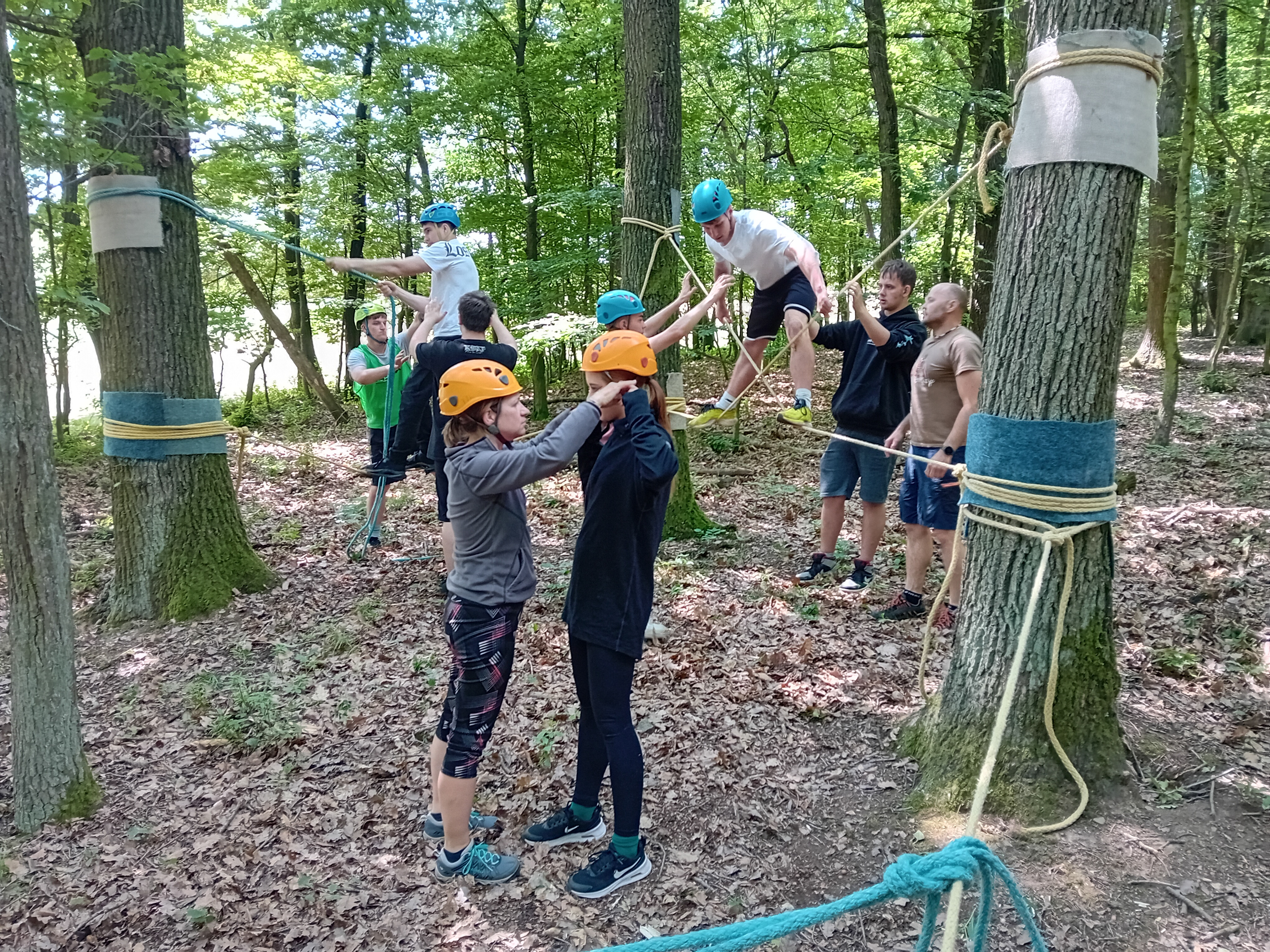 „Nízké lanové překážky“ s RC APA IDZOK na Sportovně turistickém kurzu  SŠ polytechnické, Rooseveltova 79, Olomouc