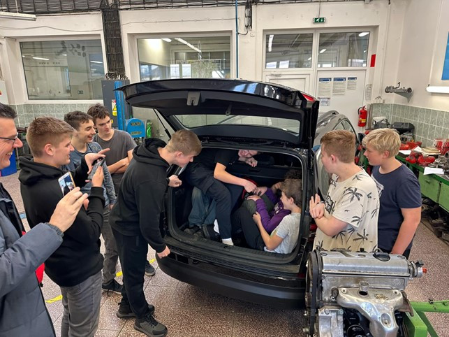 Žáci základní školy nahlédli do tajů automobilního světa
