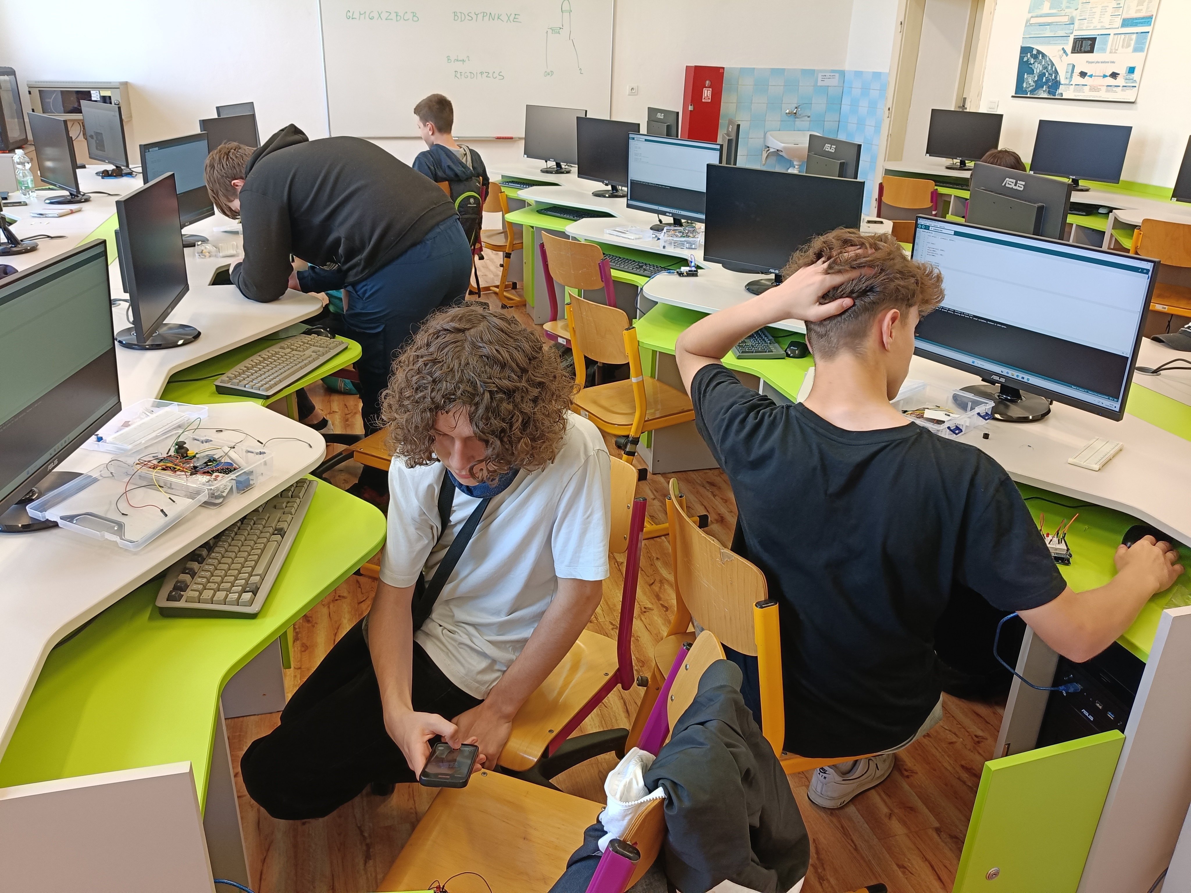 Žáci ZŠ programovali chytrou domácnost