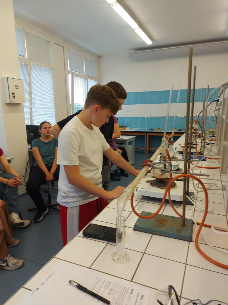 WORKSHOP „DESTILACE A JEJÍ VÝZNAM“ A „SEPARAČNÍ METODY (FILTRACE, CHROMATOGRAFIE, HUSTOTA)“
