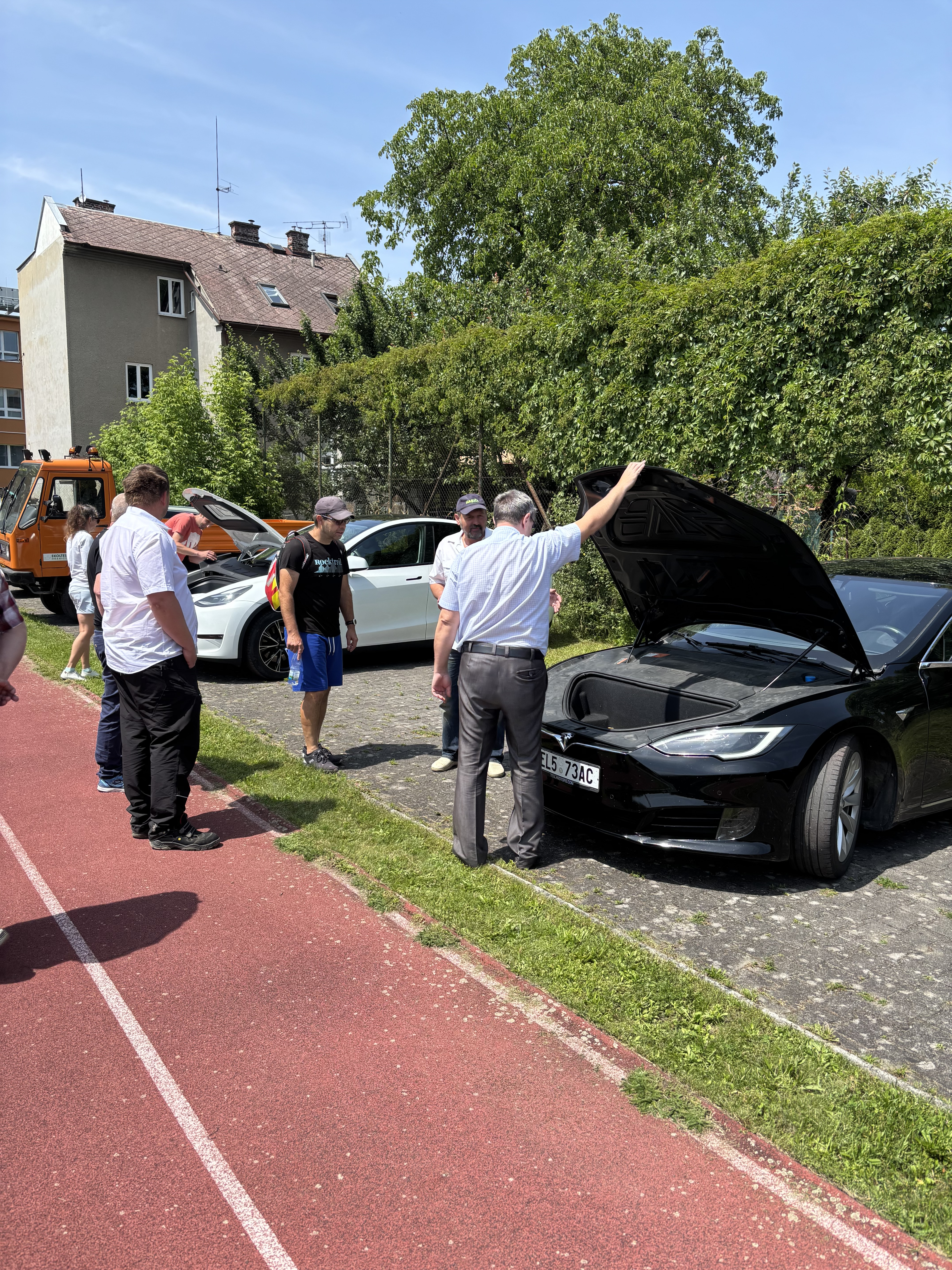 ELEKTROMOBILY, PROVOZNÍ A BEZPEČNOSTNÍ ASPEKTY