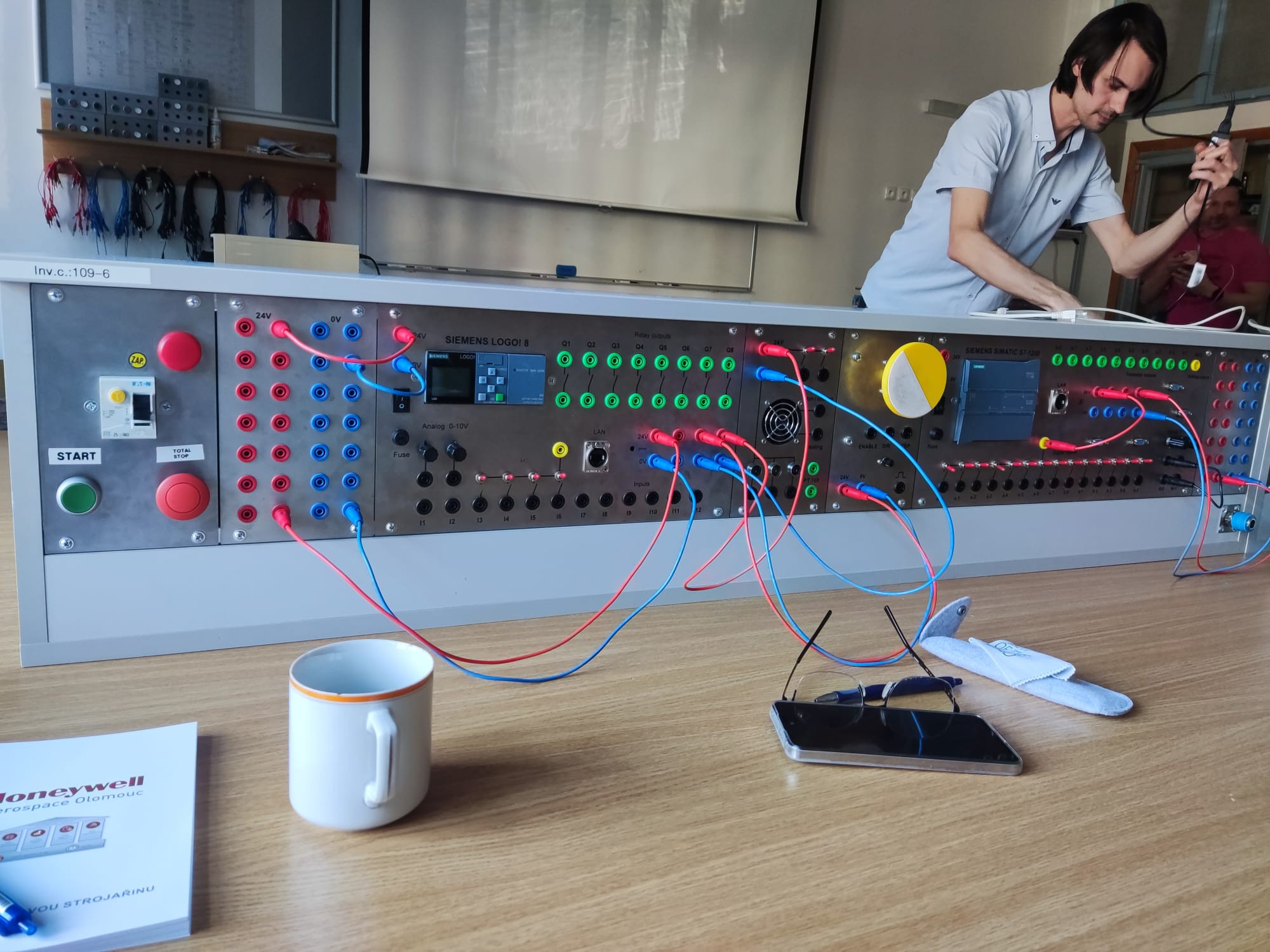 Učitelé elektrotechniky pozorovali výuku v reálném čase