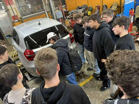 Kouzla s karoserií a alchymie barev: Žáci ze Zábřehu nahlédli pod pokličku autolakýrníků