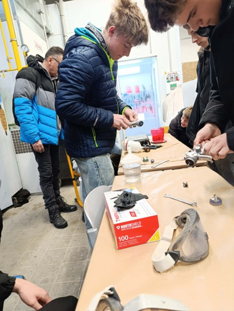 Karosárna i adrenalin v lakovně. ZŠ Ruda nad Moravou nahlédla do světa autoopravárenství