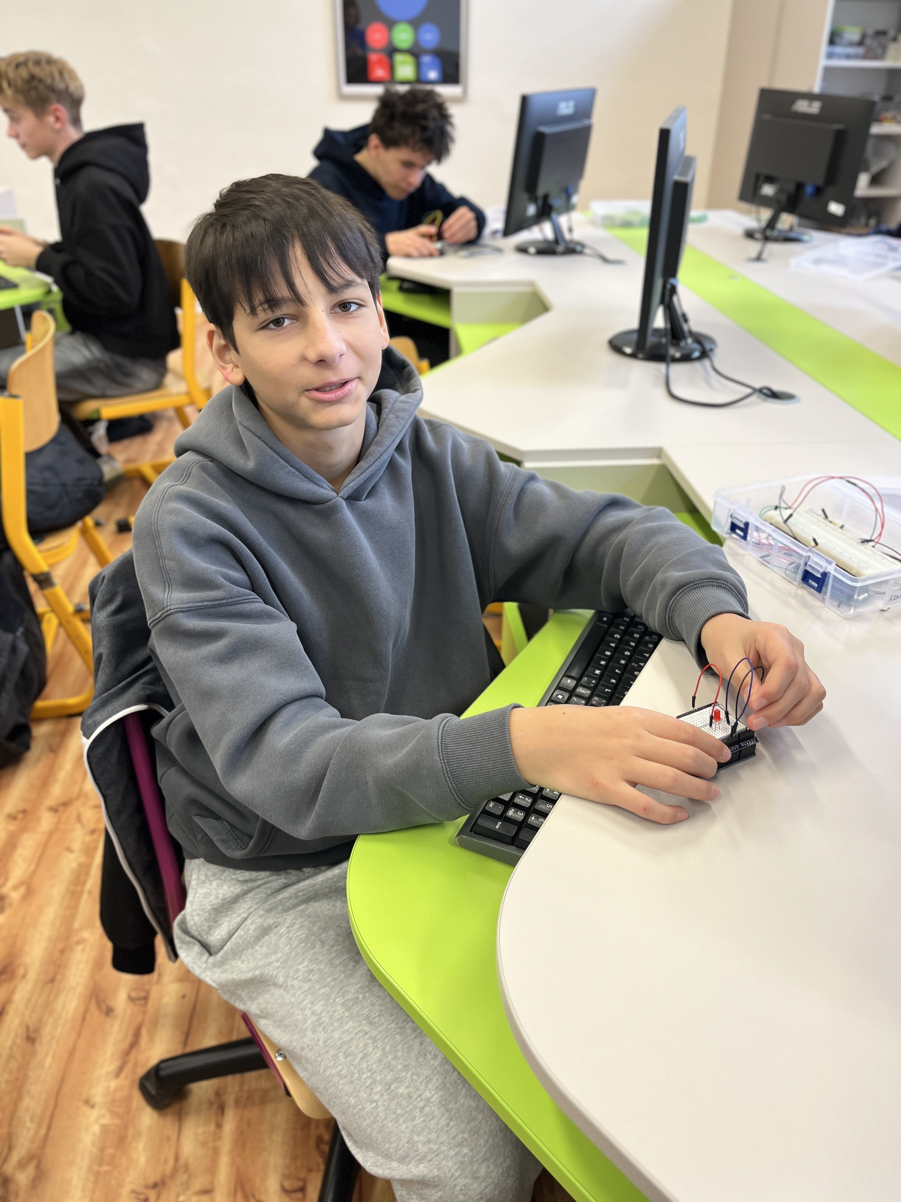 Ovládání světel, zvuků, motorků a senzorů - workshop přiblížil žákům ZŠ programování v běžném životě