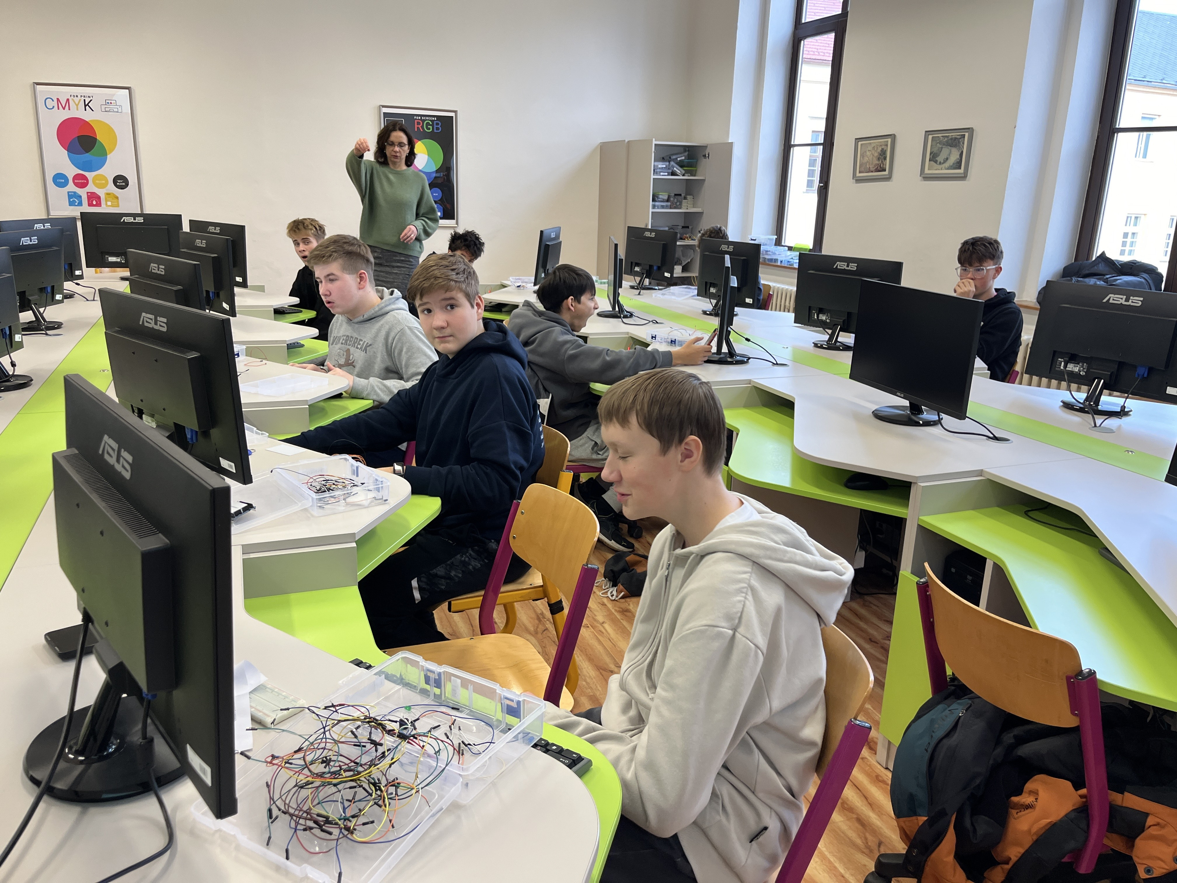 Ovládání světel, zvuků, motorků a senzorů - workshop přiblížil žákům ZŠ programování v běžném životě