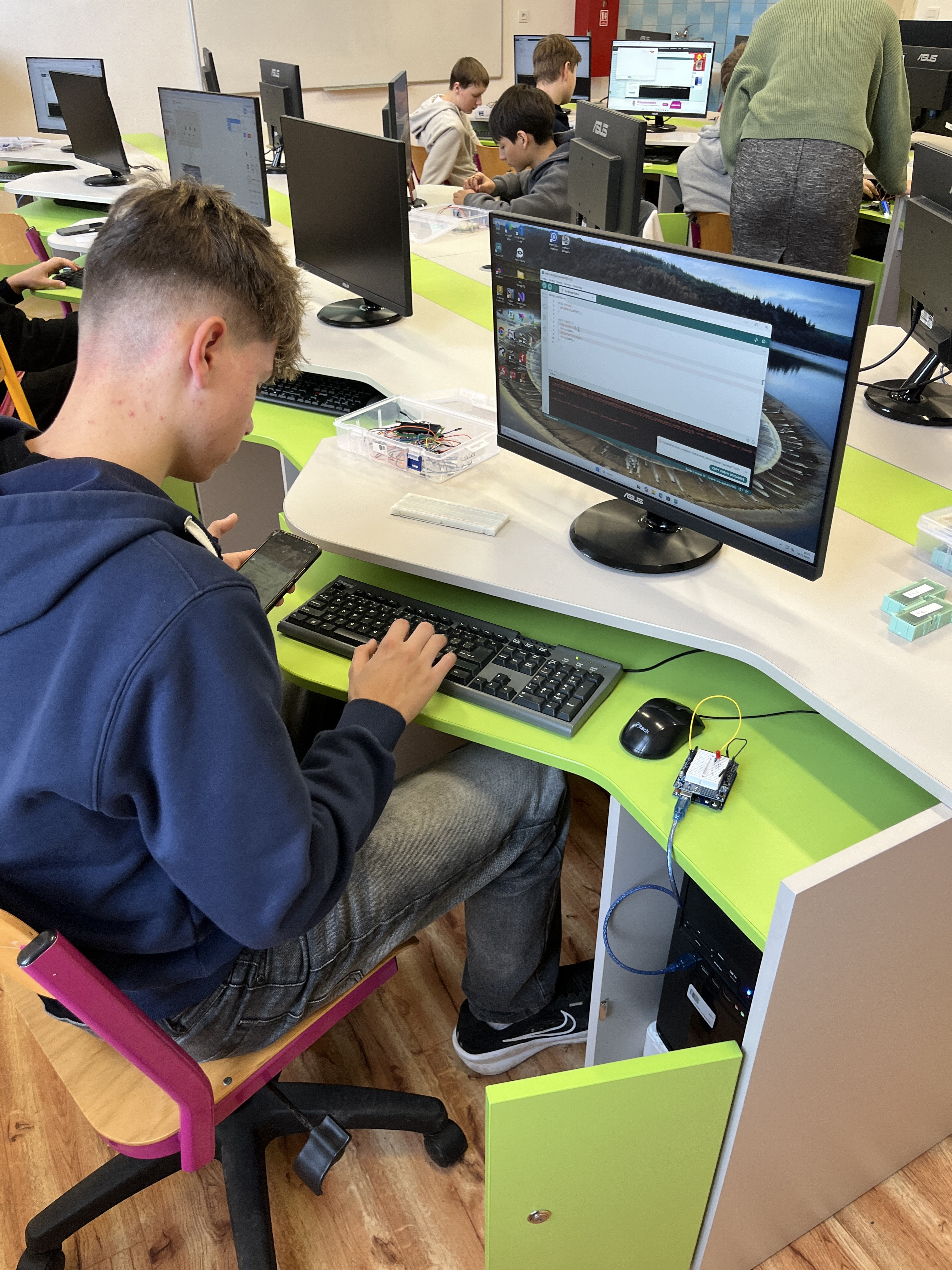 Ovládání světel, zvuků, motorků a senzorů - workshop přiblížil žákům ZŠ programování v běžném životě