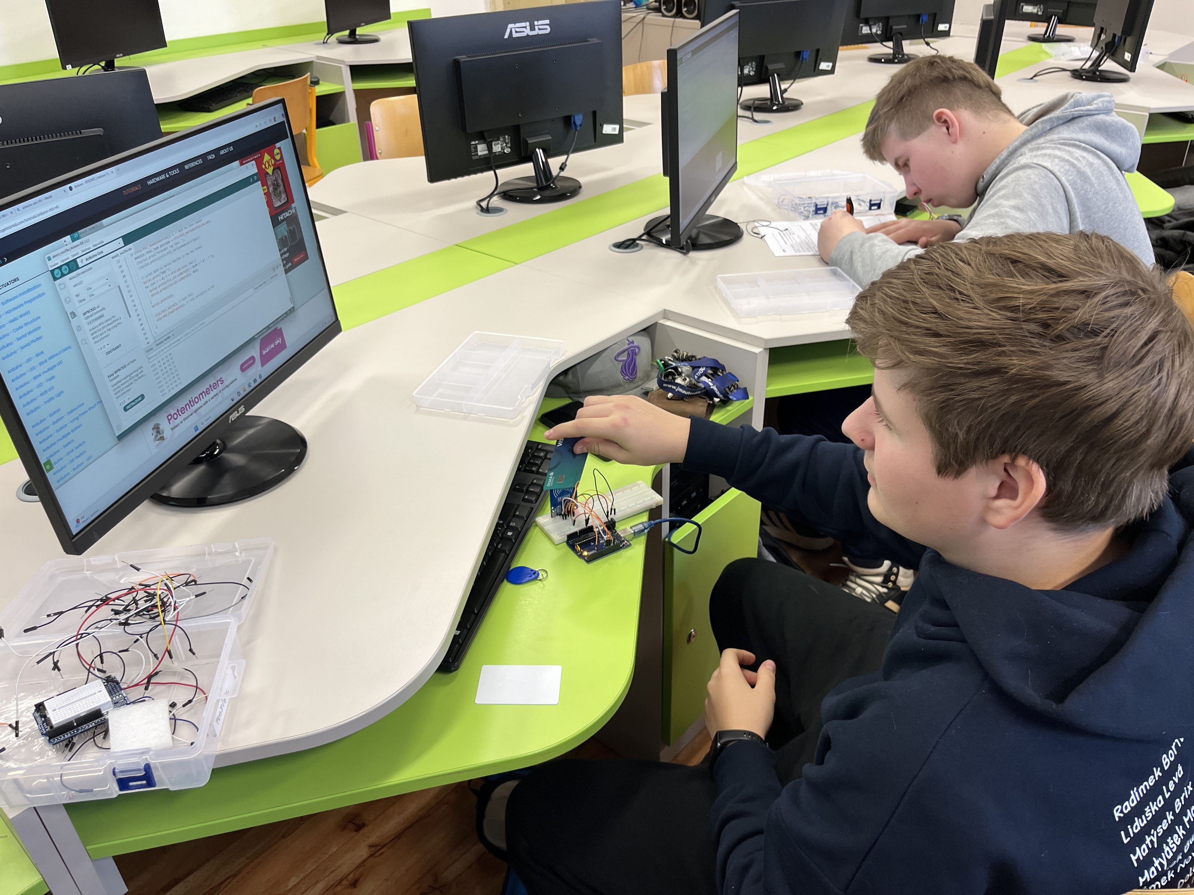 Ovládání světel, zvuků, motorků a senzorů - workshop přiblížil žákům ZŠ programování v běžném životě